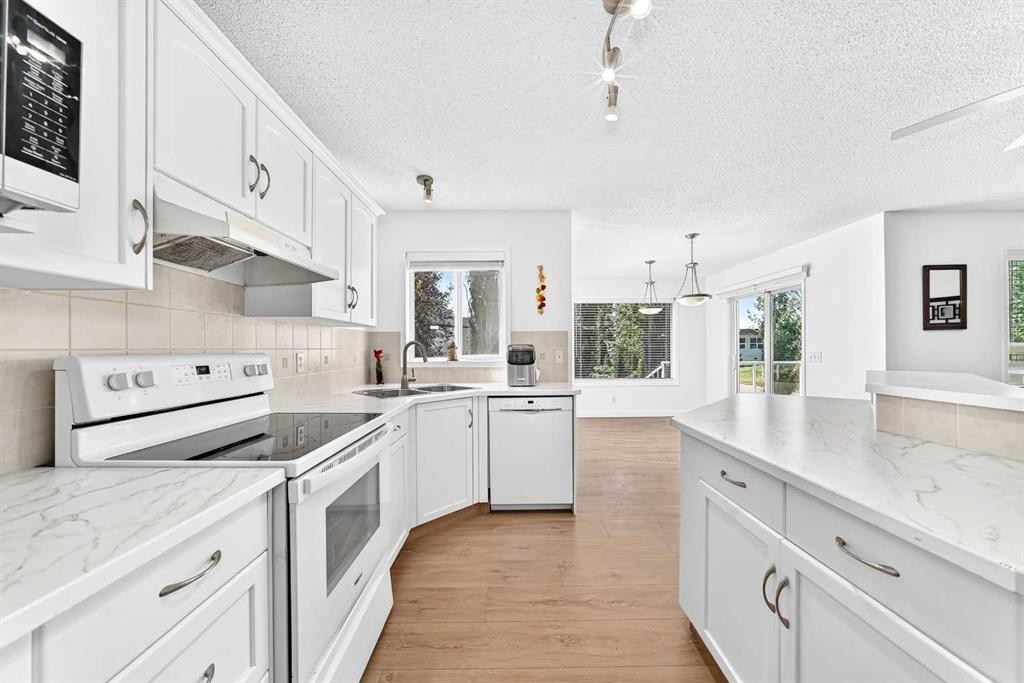 124 West Lakeview Drive, Chestermere, AB - Indoor Photo Showing Kitchen