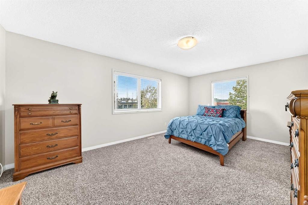 124 West Lakeview Drive, Chestermere, AB - Indoor Photo Showing Bedroom