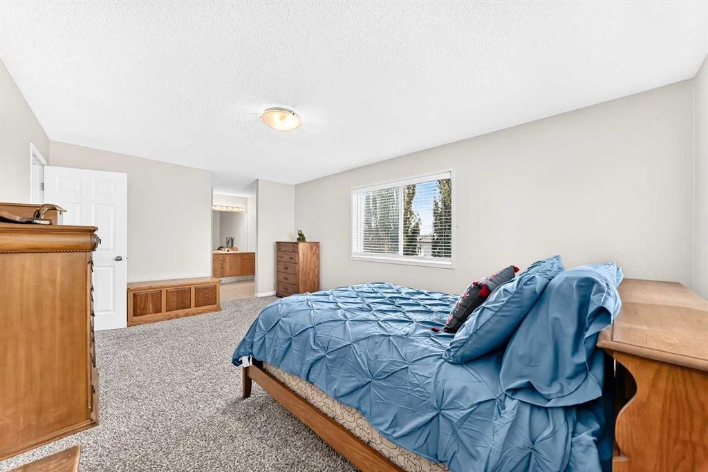 124 West Lakeview Drive, Chestermere, AB - Indoor Photo Showing Bedroom