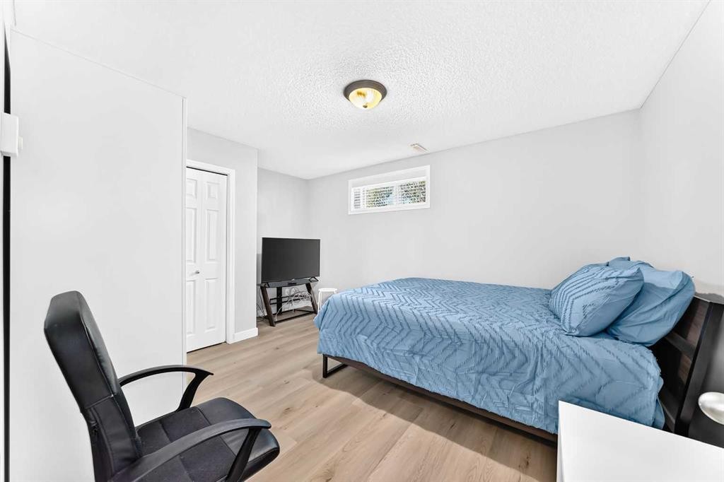 124 West Lakeview Drive, Chestermere, AB - Indoor Photo Showing Bedroom