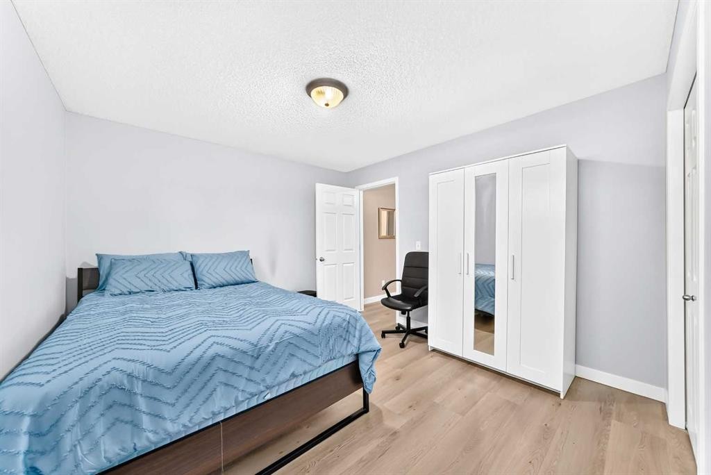 124 West Lakeview Drive, Chestermere, AB - Indoor Photo Showing Bedroom