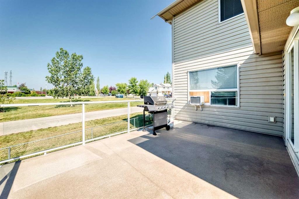 124 West Lakeview Drive, Chestermere, AB - Outdoor With Exterior