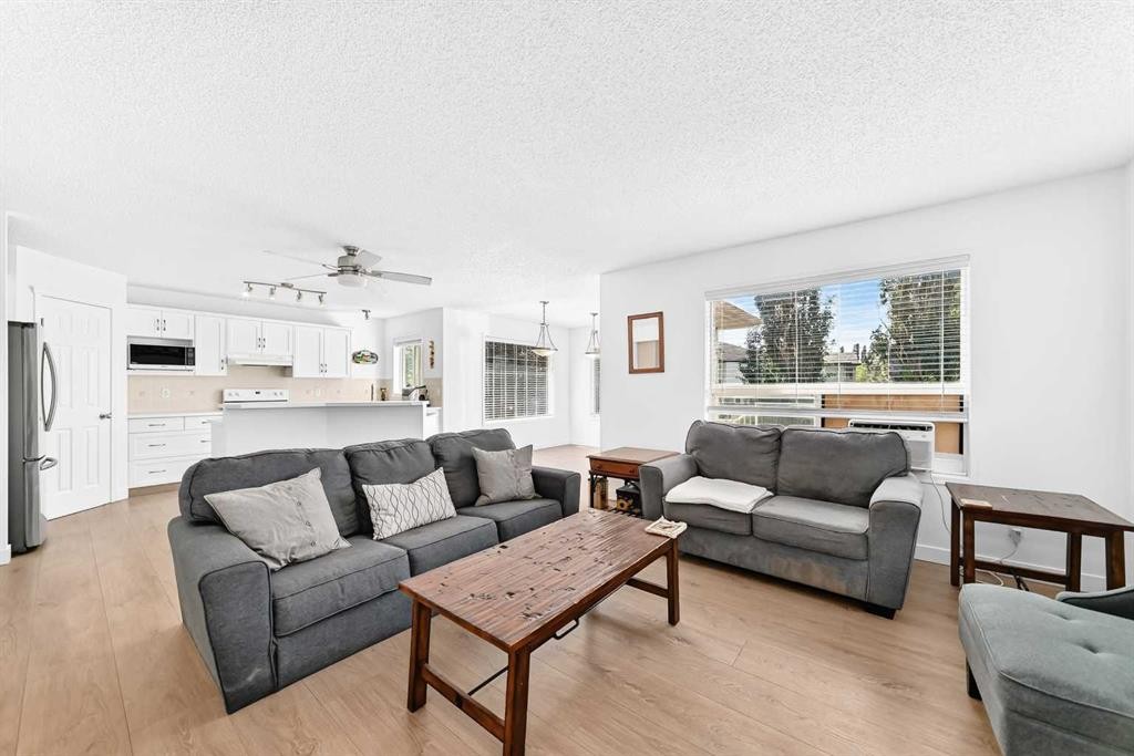 124 West Lakeview Drive, Chestermere, AB - Indoor Photo Showing Living Room