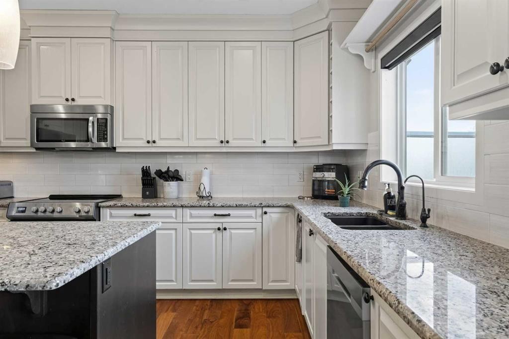 76 Auburn Glen Heights Se, Calgary, AB - Indoor Photo Showing Kitchen With Double Sink With Upgraded Kitchen