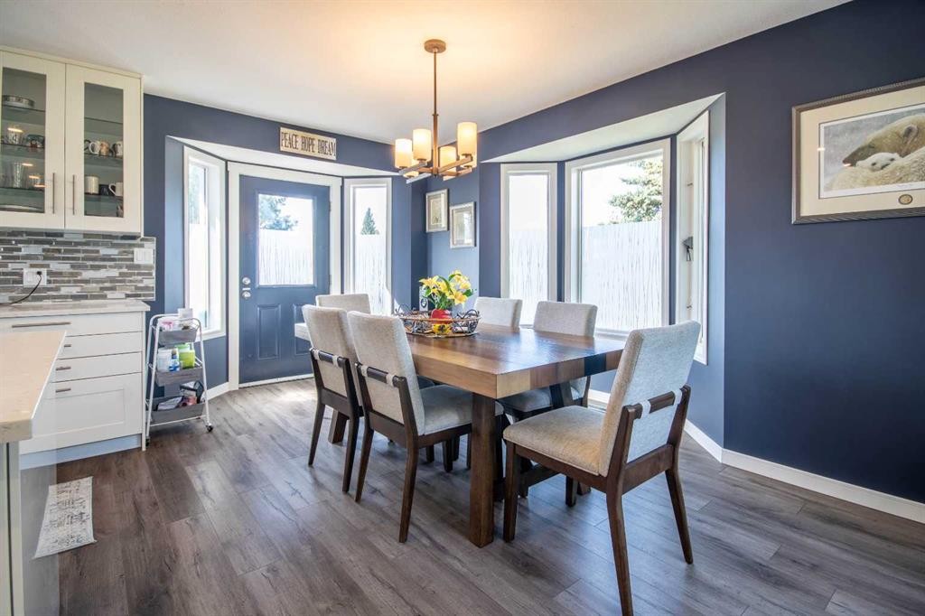 550 4 Avenue Sw, Sundre, AB - Indoor Photo Showing Dining Room