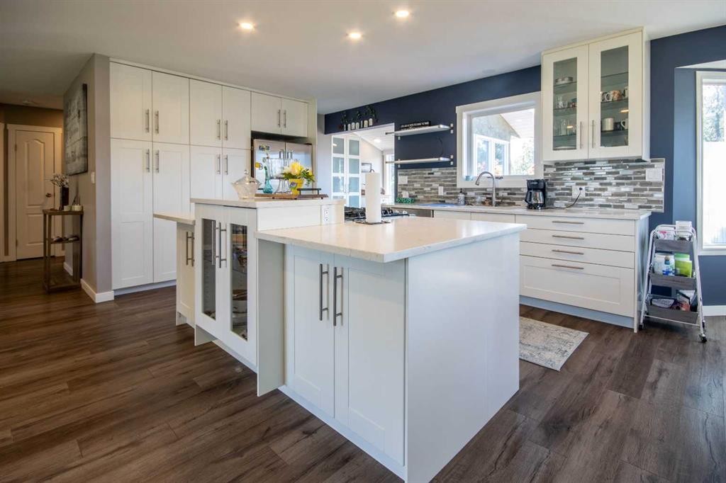 550 4 Avenue Sw, Sundre, AB - Indoor Photo Showing Kitchen