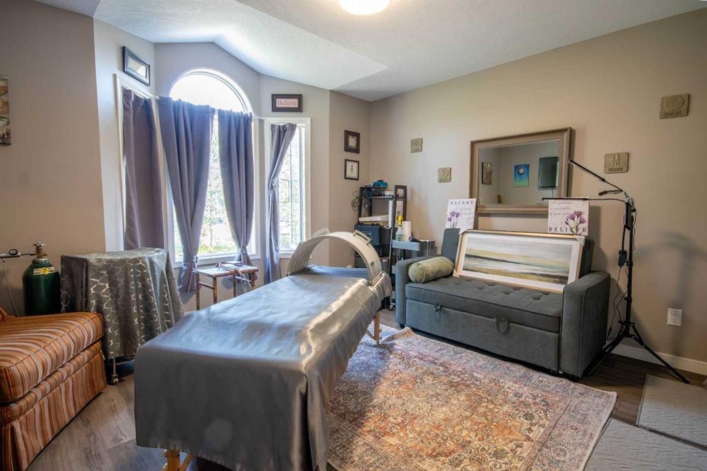 550 4 Avenue Sw, Sundre, AB - Indoor Photo Showing Bedroom