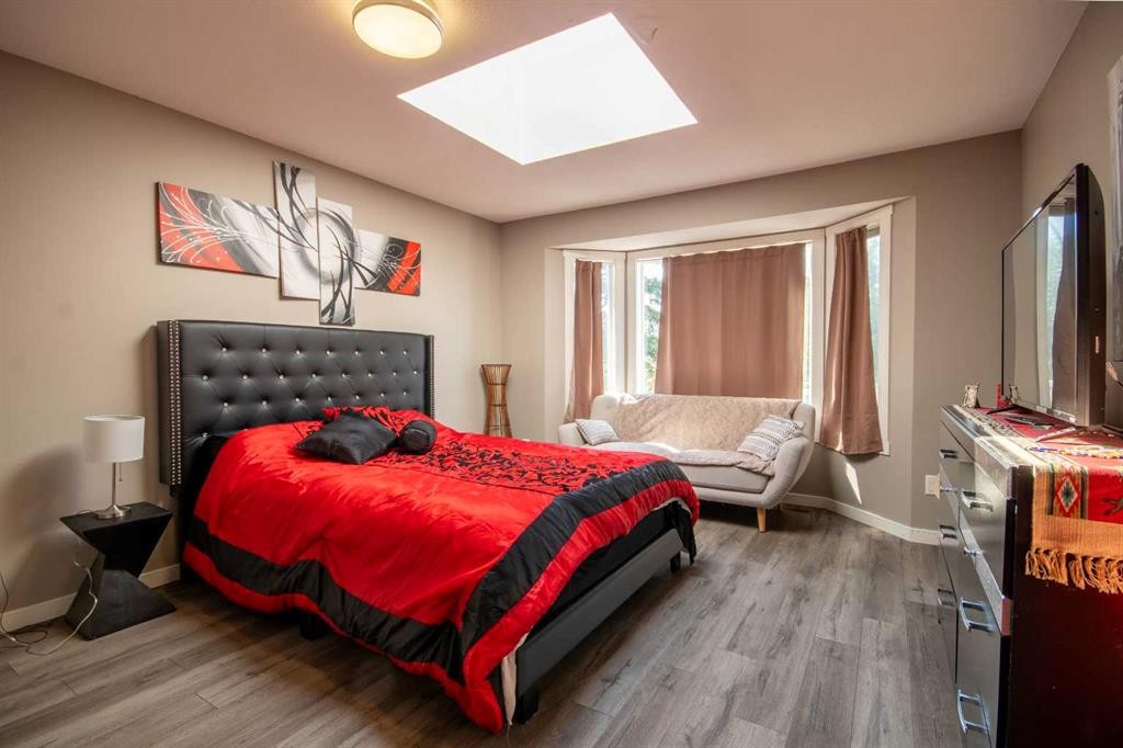 550 4 Avenue Sw, Sundre, AB - Indoor Photo Showing Bedroom