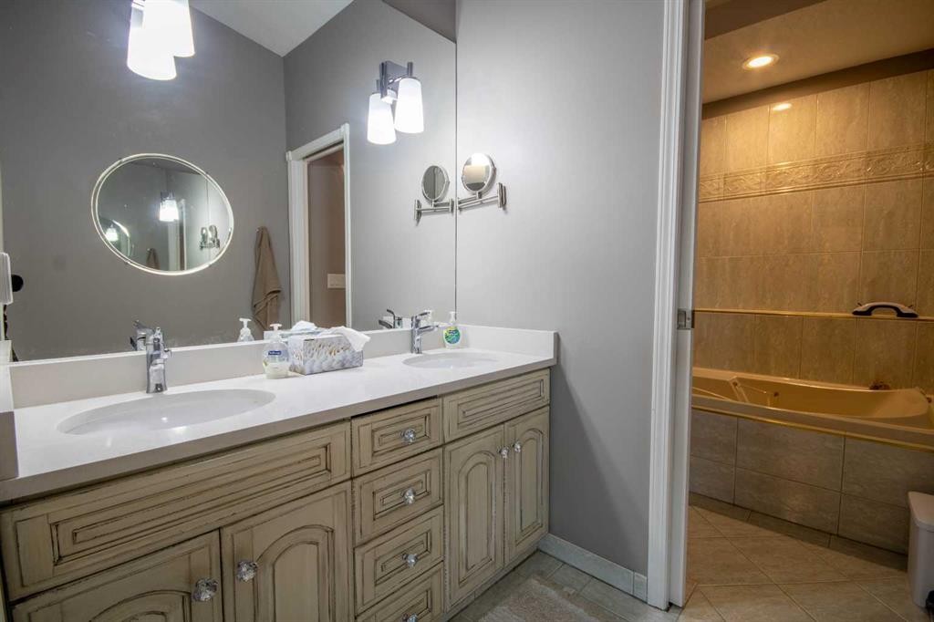 550 4 Avenue Sw, Sundre, AB - Indoor Photo Showing Bathroom