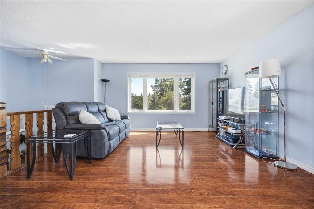 4 Arlington Bay Se, Calgary, AB - Indoor Photo Showing Living Room