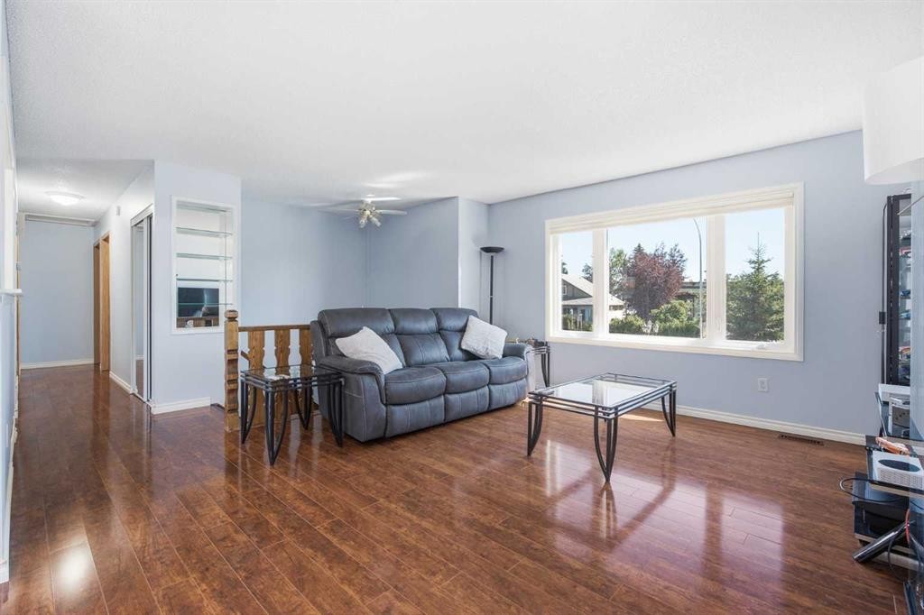 4 Arlington Bay Se, Calgary, AB - Indoor Photo Showing Living Room