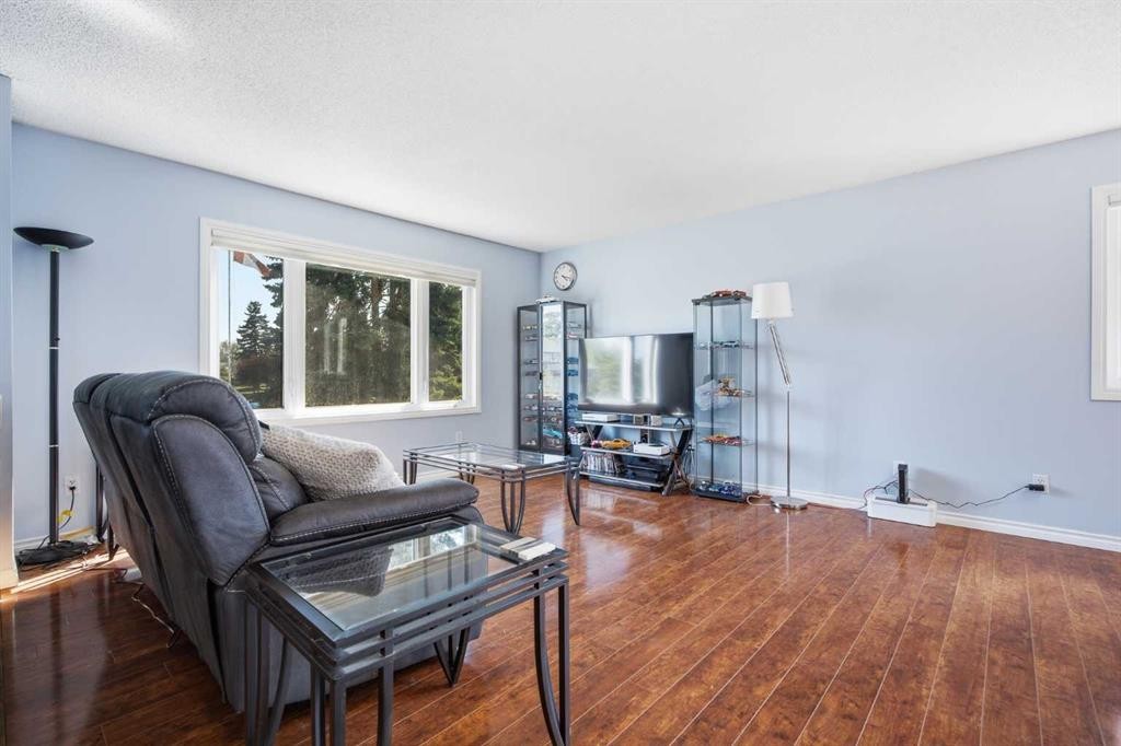 4 Arlington Bay Se, Calgary, AB - Indoor