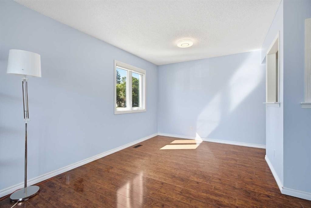 4 Arlington Bay Se, Calgary, AB - Indoor Photo Showing Other Room