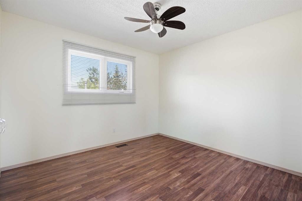 4 Arlington Bay Se, Calgary, AB - Indoor Photo Showing Other Room