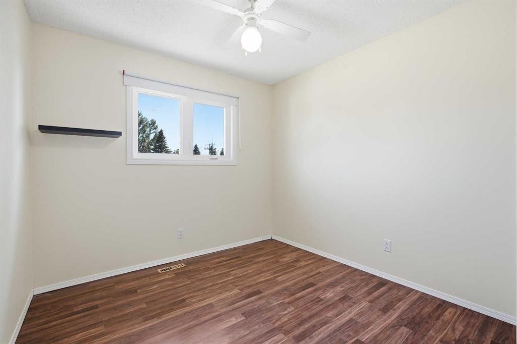 4 Arlington Bay Se, Calgary, AB - Indoor Photo Showing Other Room
