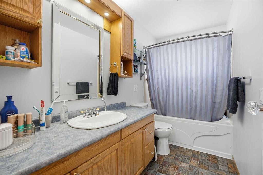 4 Arlington Bay Se, Calgary, AB - Indoor Photo Showing Bathroom