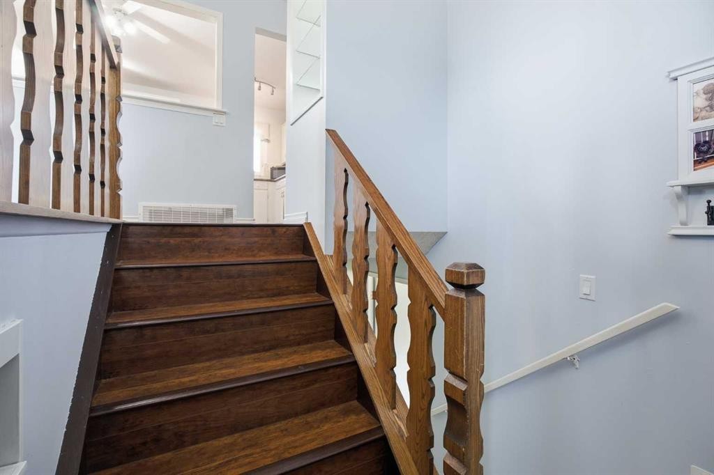 4 Arlington Bay Se, Calgary, AB - Indoor Photo Showing Other Room