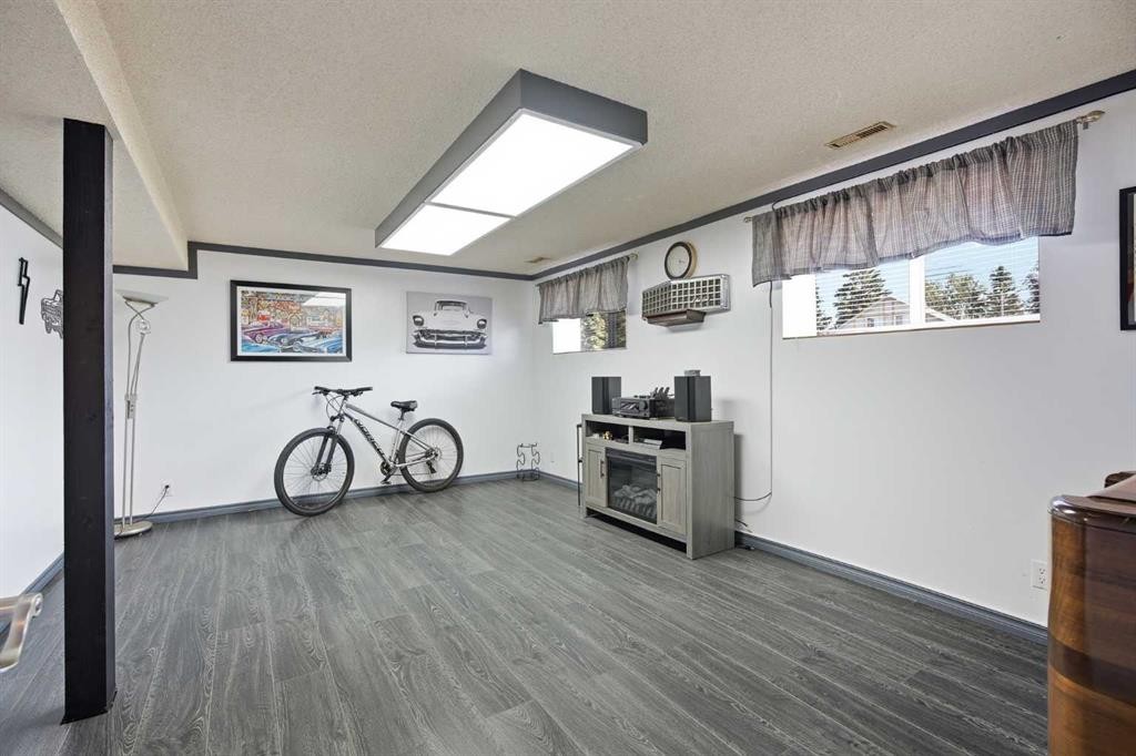 4 Arlington Bay Se, Calgary, AB - Indoor Photo Showing Other Room