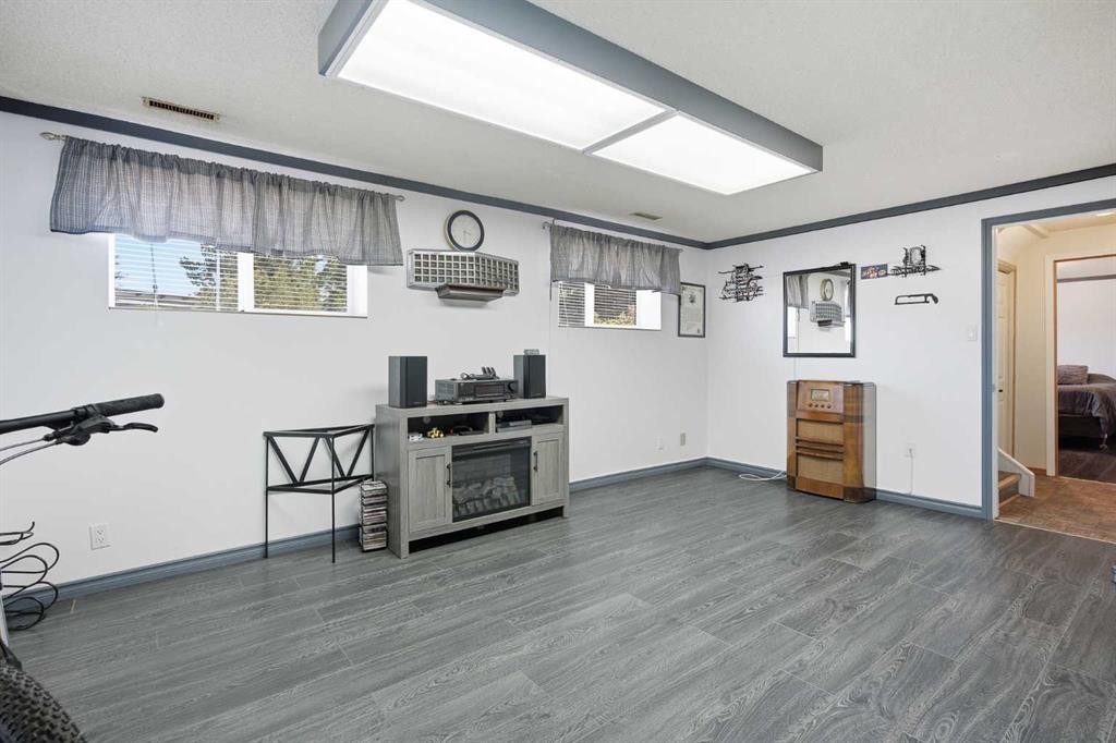 4 Arlington Bay Se, Calgary, AB - Indoor Photo Showing Other Room