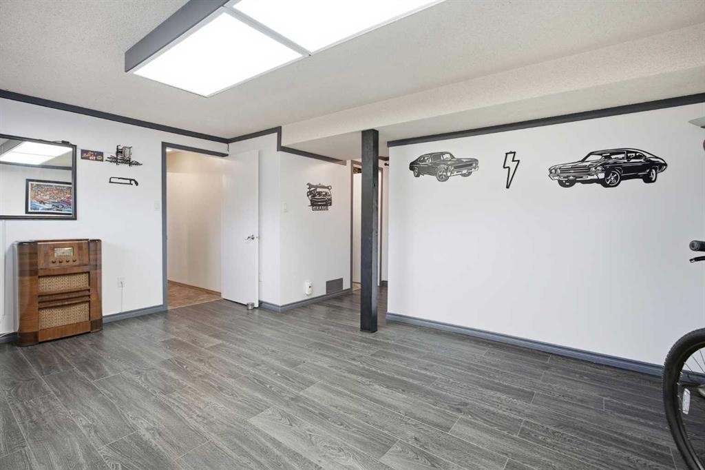 4 Arlington Bay Se, Calgary, AB - Indoor