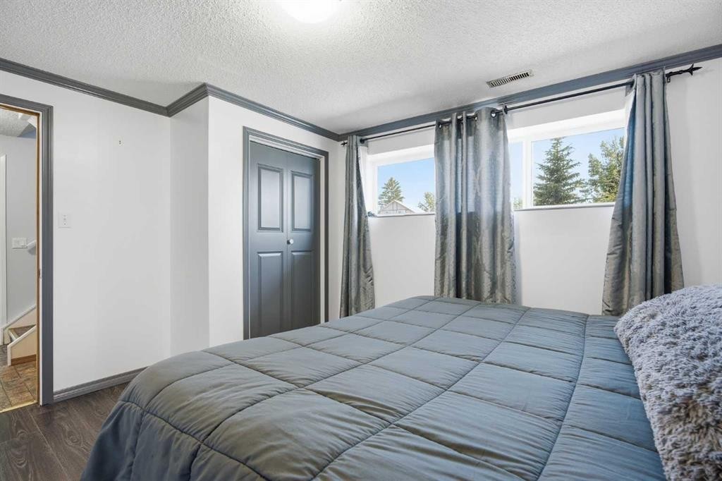 4 Arlington Bay Se, Calgary, AB - Indoor Photo Showing Bedroom