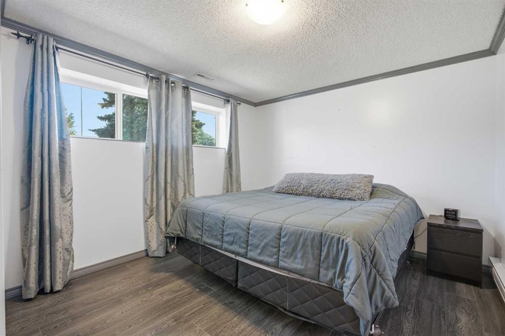 4 Arlington Bay Se, Calgary, AB - Indoor Photo Showing Bedroom