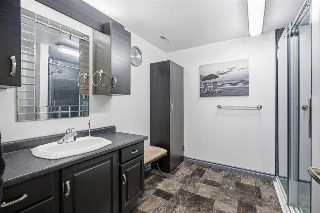 4 Arlington Bay Se, Calgary, AB - Indoor Photo Showing Bathroom