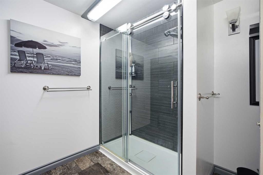 4 Arlington Bay Se, Calgary, AB - Indoor Photo Showing Bathroom