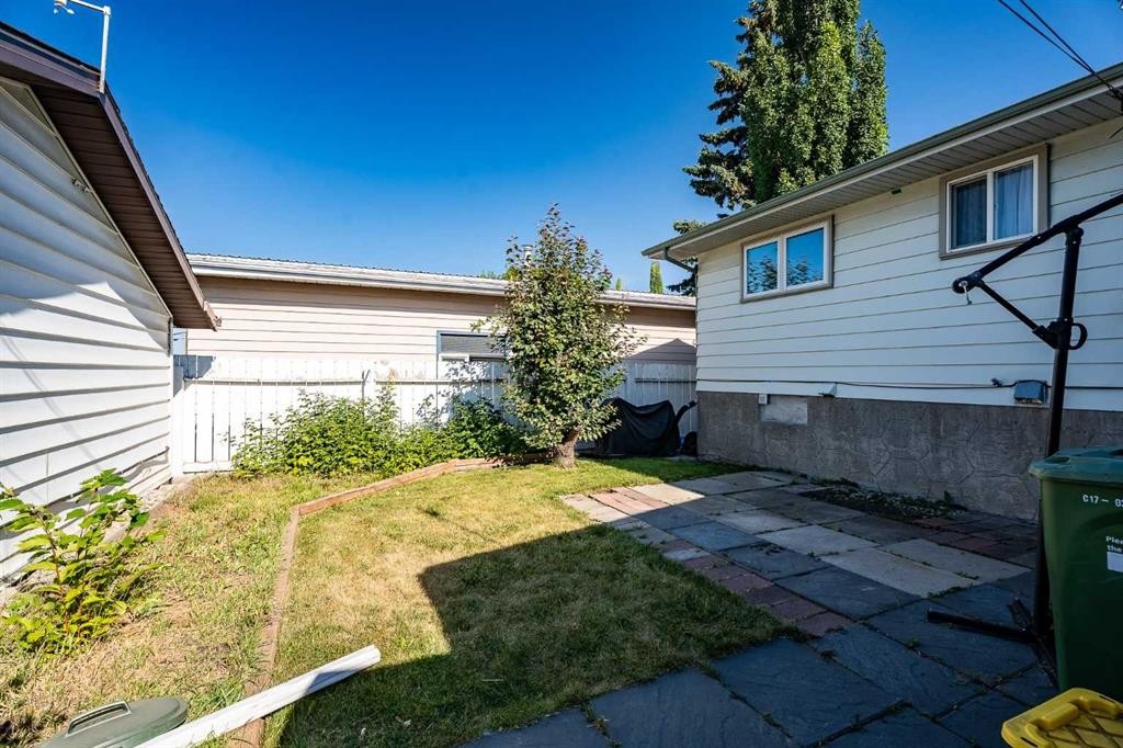 4 Arlington Bay Se, Calgary, AB - Outdoor With Exterior