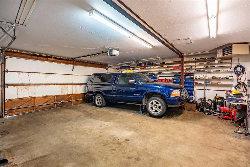 4 Arlington Bay Se, Calgary, AB - Indoor Photo Showing Garage
