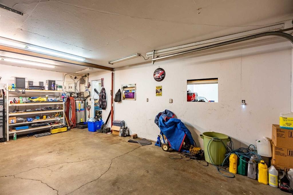 4 Arlington Bay Se, Calgary, AB - Indoor Photo Showing Garage