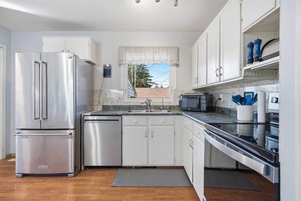 4 Arlington Bay Se, Calgary, AB - Indoor Photo Showing Kitchen With Stainless Steel Kitchen With Double Sink