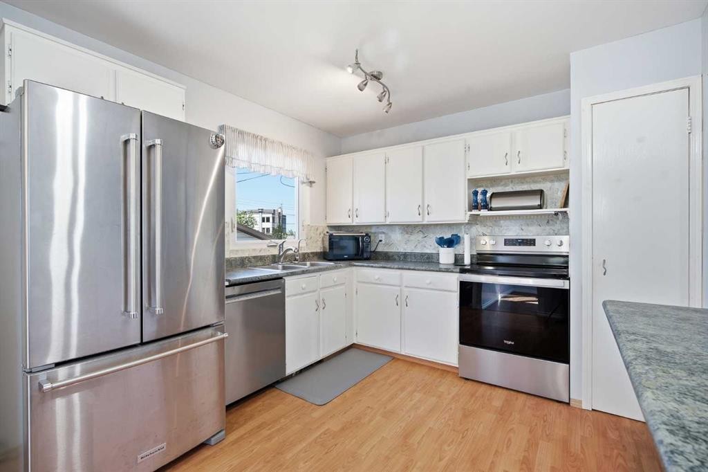 4 Arlington Bay Se, Calgary, AB - Indoor Photo Showing Kitchen With Stainless Steel Kitchen With Double Sink