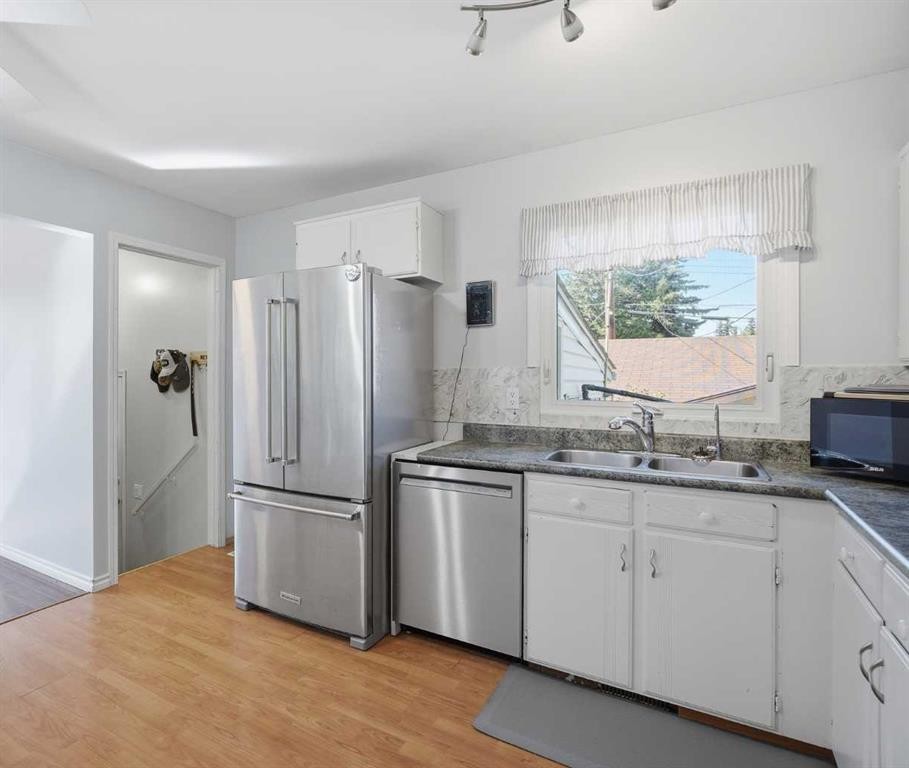 4 Arlington Bay Se, Calgary, AB - Indoor Photo Showing Kitchen With Double Sink