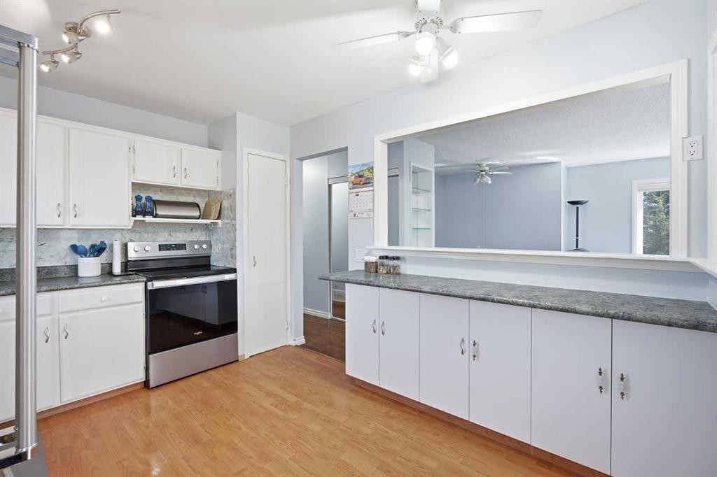 4 Arlington Bay Se, Calgary, AB - Indoor Photo Showing Kitchen