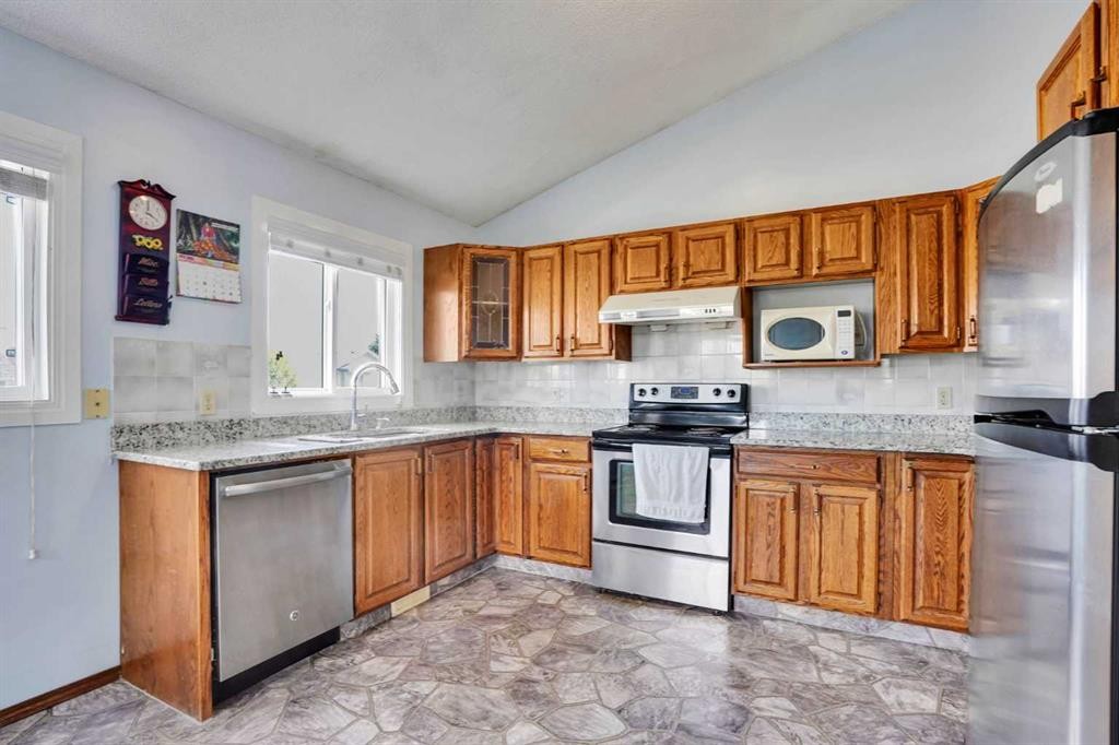 21 La Valencia Green Ne, Calgary, AB - Indoor Photo Showing Kitchen