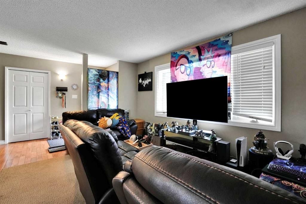 5748 Dalmead Crescent Nw, Calgary, AB - Indoor Photo Showing Living Room