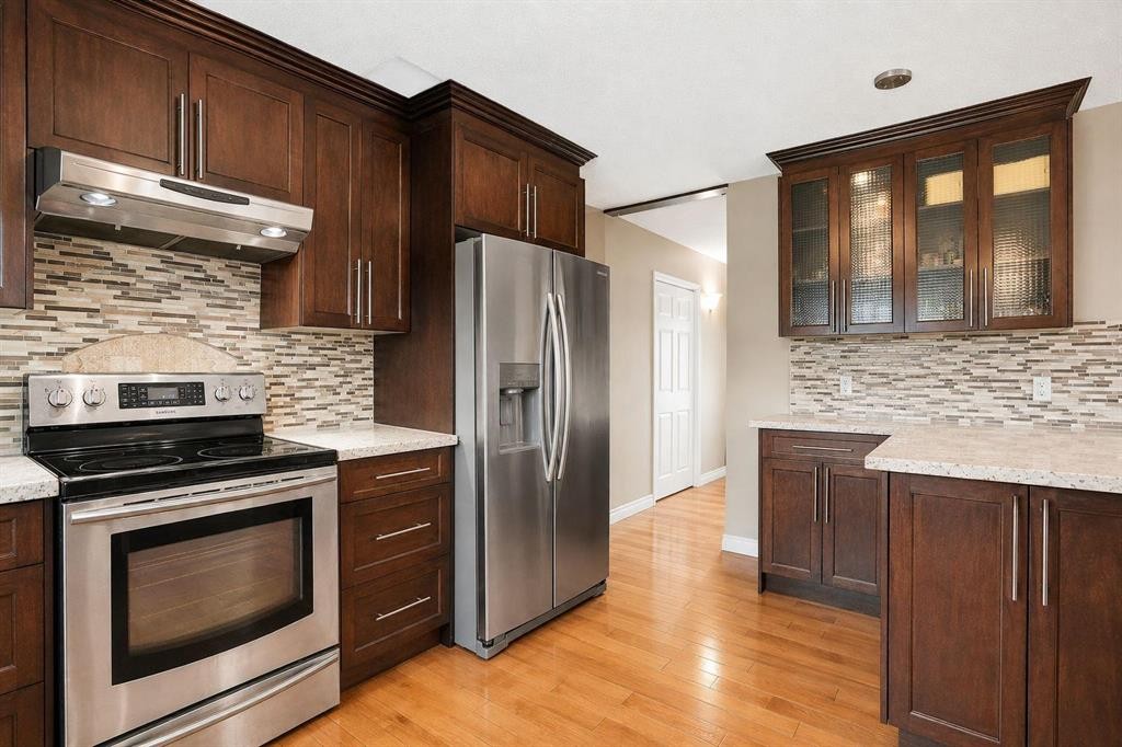 5748 Dalmead Crescent Nw, Calgary, AB - Indoor Photo Showing Kitchen With Upgraded Kitchen