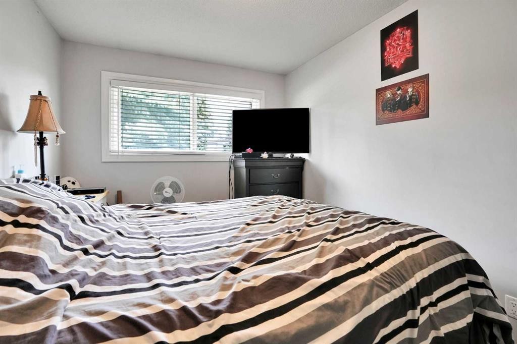 5748 Dalmead Crescent Nw, Calgary, AB - Indoor Photo Showing Bedroom