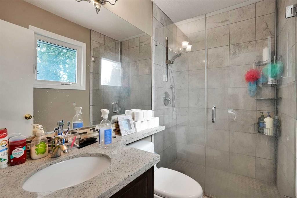 5748 Dalmead Crescent Nw, Calgary, AB - Indoor Photo Showing Bathroom