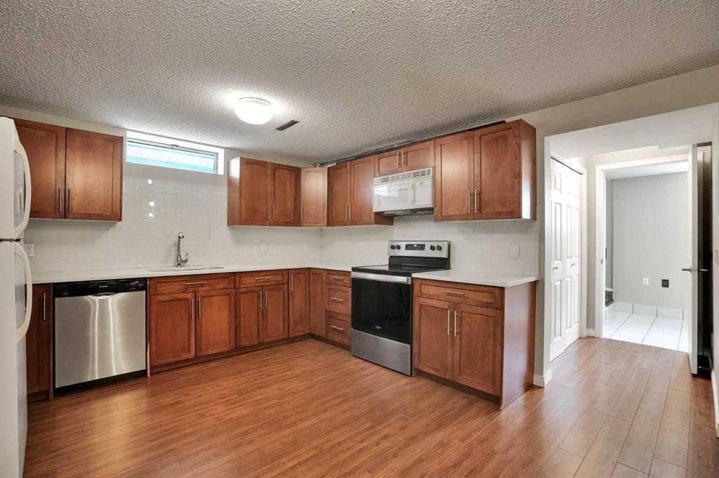 5748 Dalmead Crescent Nw, Calgary, AB - Indoor Photo Showing Kitchen