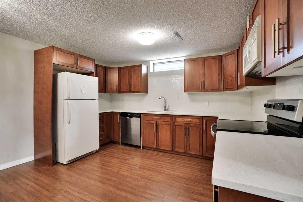 5748 Dalmead Crescent Nw, Calgary, AB - Indoor Photo Showing Kitchen
