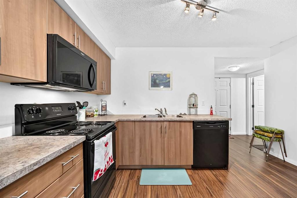 5102-755 Copperpond Boulevard Se, Calgary, AB - Indoor Photo Showing Kitchen With Double Sink