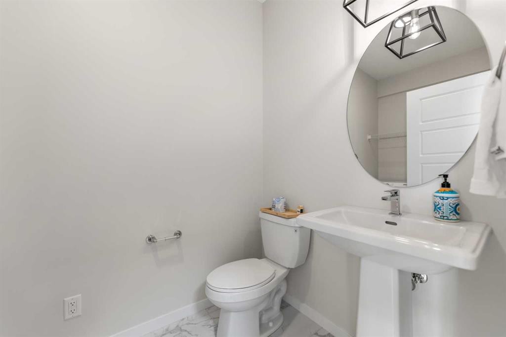 247 Lucas Gate Nw, Calgary, AB - Indoor Photo Showing Bathroom