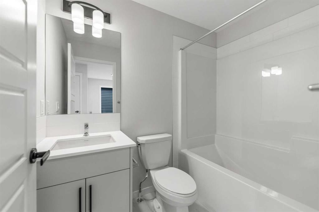 247 Lucas Gate Nw, Calgary, AB - Indoor Photo Showing Bathroom