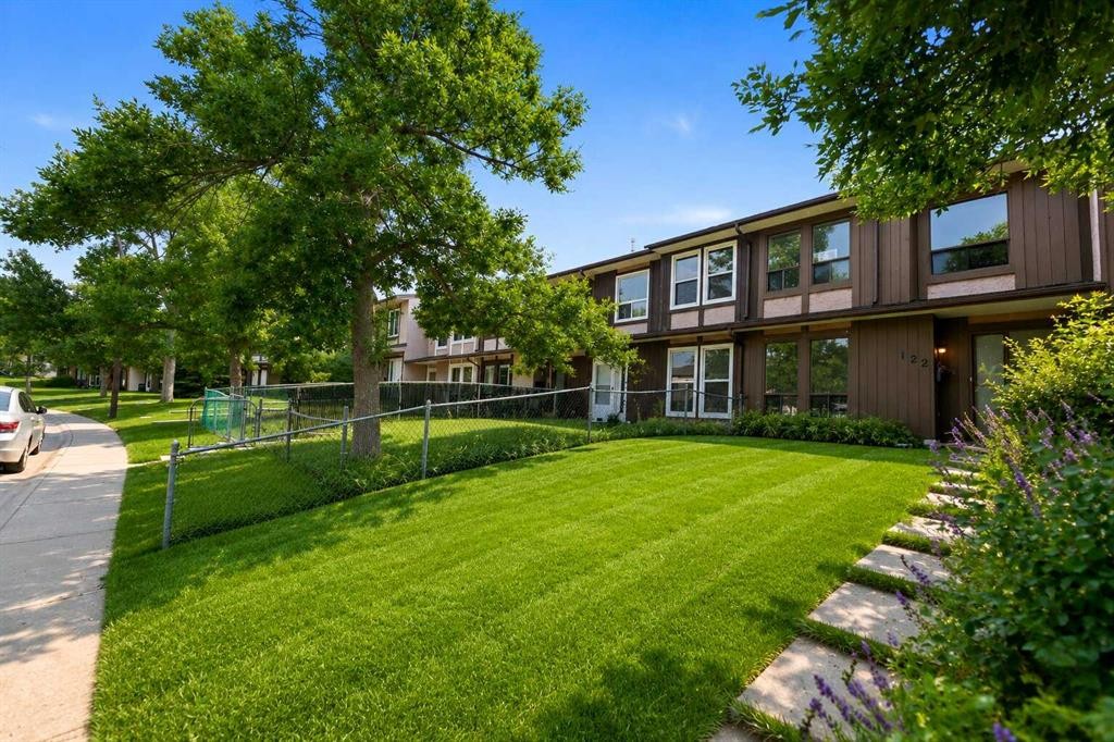 122 Berkley Way Nw, Calgary, AB - Outdoor