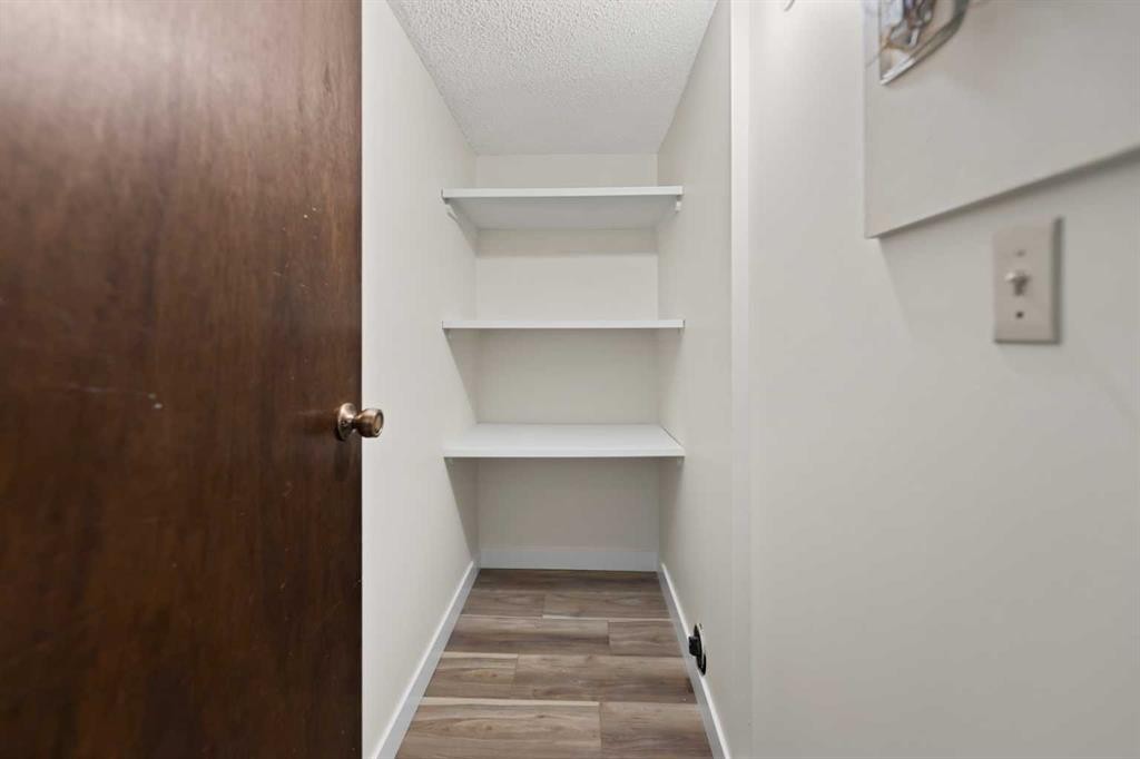 122 Berkley Way Nw, Calgary, AB - Indoor Photo Showing Other Room