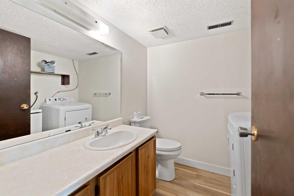 122 Berkley Way Nw, Calgary, AB - Indoor Photo Showing Bathroom