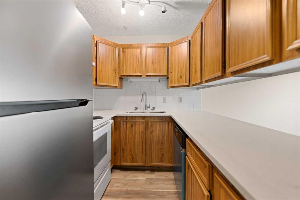 122 Berkley Way Nw, Calgary, AB - Indoor Photo Showing Kitchen