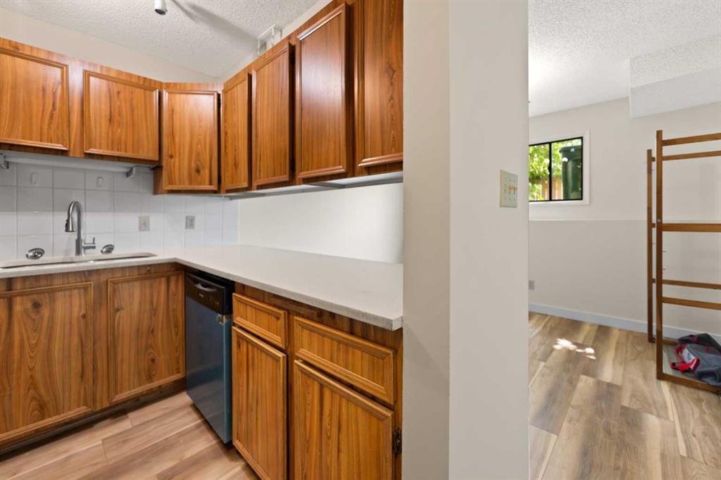 122 Berkley Way Nw, Calgary, AB - Indoor Photo Showing Kitchen
